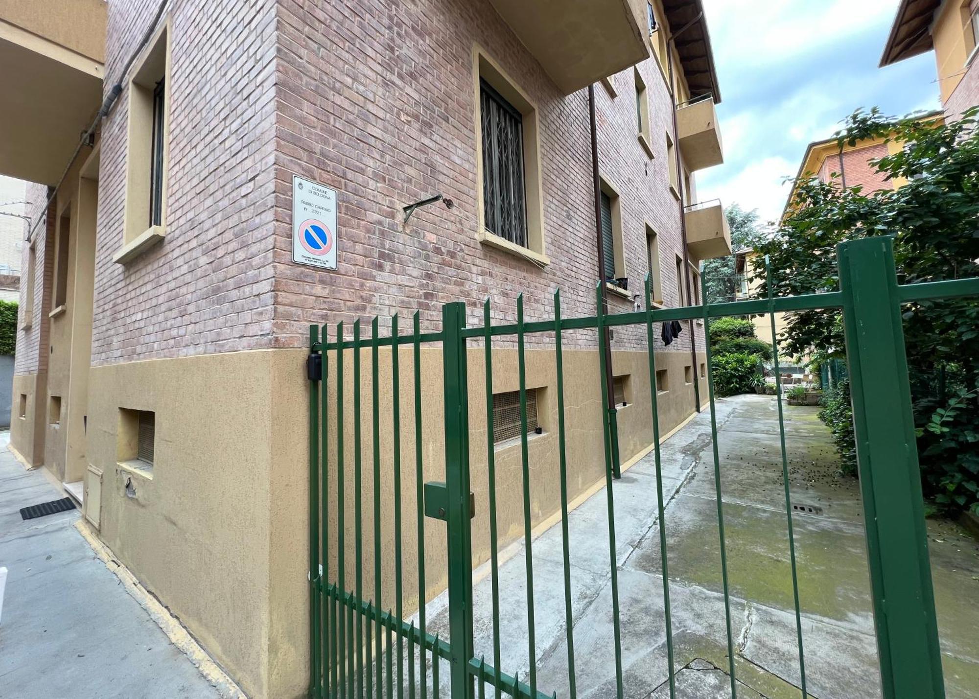 Charming Apartment Near Saragozza Болонья Экстерьер фото