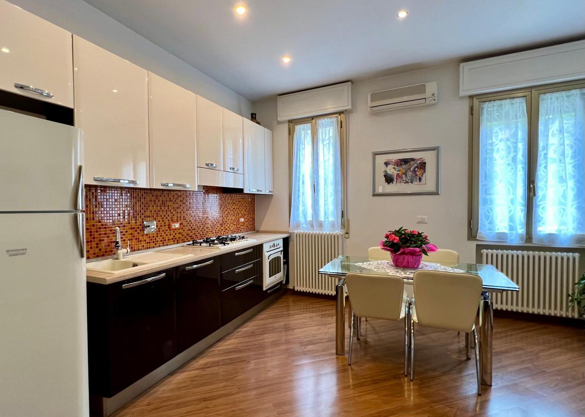 Charming Apartment Near Saragozza Болонья Экстерьер фото